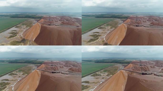 盐堆，工业采石场的鸟瞰图，盐坑中的输送机，盐的开采，工作过程中的输送线，从高处看盐采石场。