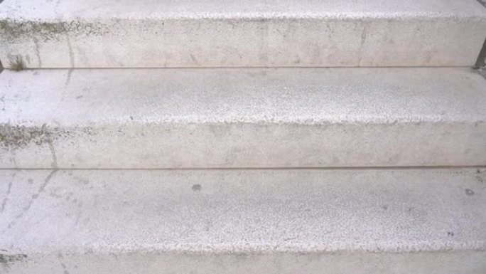 白色古代石块中的楼梯