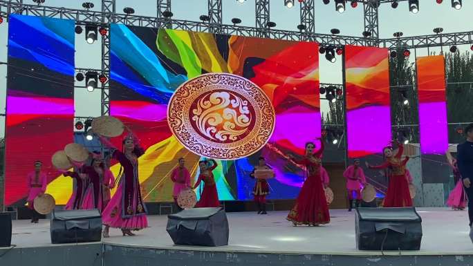 新疆 --莎车大馕城夜市歌舞表演