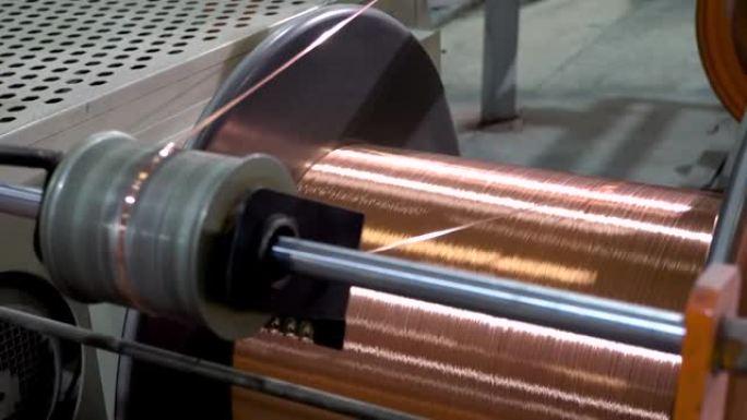生产铜线，铜电缆从卷轴上卷下来