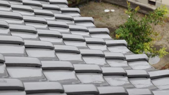 日本瓷砖屋顶上下雨