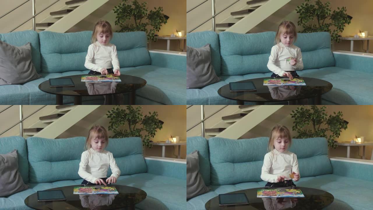 一个好奇的小女孩坐在客厅的沙发上，拼凑拼图