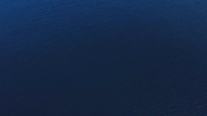蓝色田园诗般的大海的无人机视图