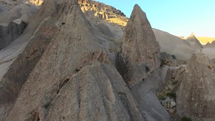 侵蚀石谷中的Hoodoos，童话烟囱和沉积火山岩层