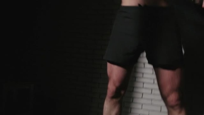 黑色背景上拳击手男子脱衣服的视频