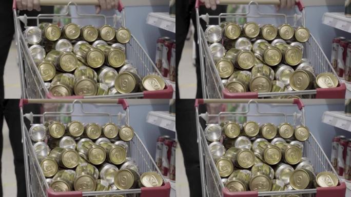 超市的杂货店里有很多黄金啤酒罐