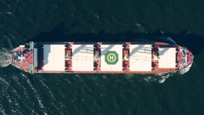 大型货船的高角度视图