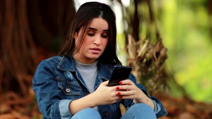 千禧一代20岁女孩在手机设备上打字