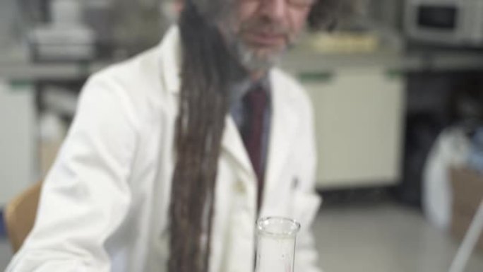 有趣的科学家在化学实验室用烧瓶中的奇怪液体进行实验