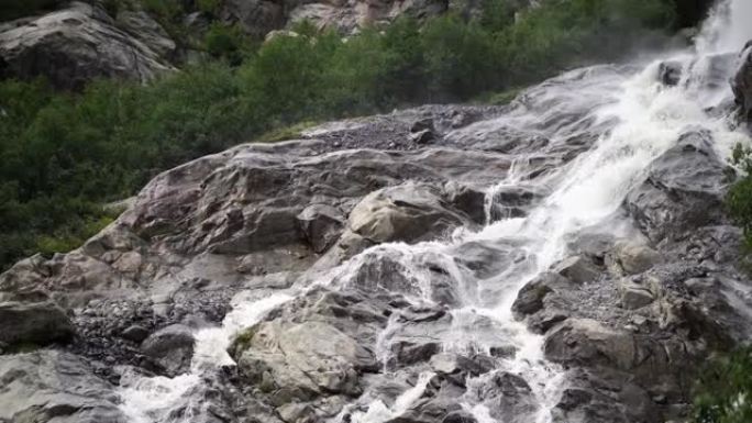 多云天气下清澈溪流的美丽景观。夏季在岩石上流动的山区水路