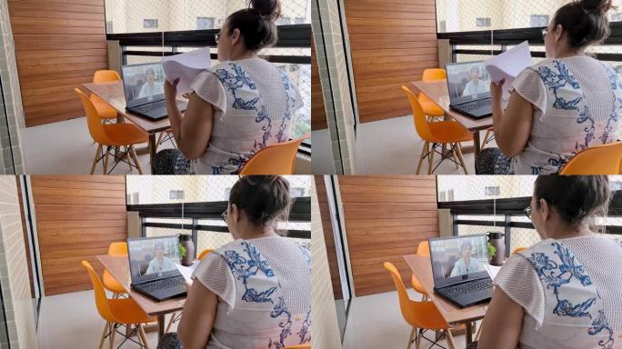 成熟的女人在家与她的财务规划师一起观看视频通话