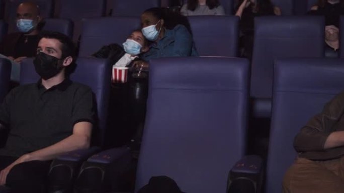 在新型冠状病毒肺炎冠状病毒大流行期间，人们在电影院看电影
