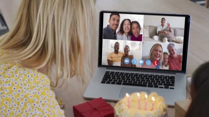 高加索母亲和女儿庆祝生日在家里的笔记本电脑上举行视频会议