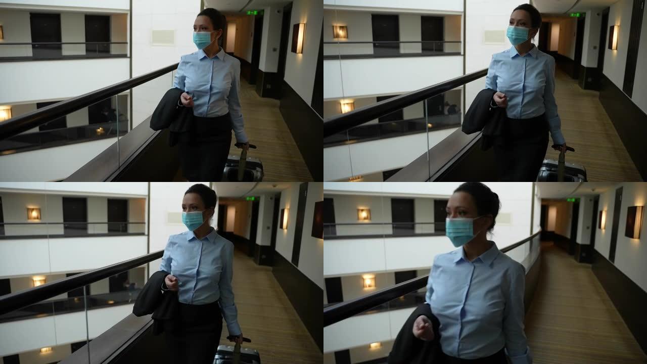 酒店走廊戴口罩的成年女性