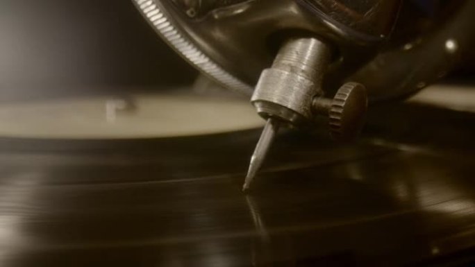 旧留声机的针在黑胶唱片上播放音乐的特写镜头。