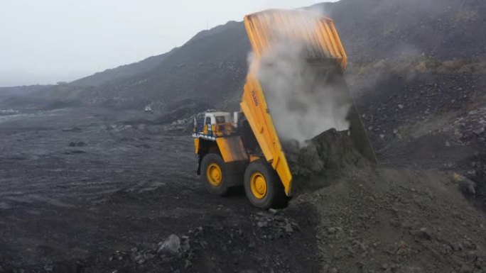 大型卡车在煤矿工作