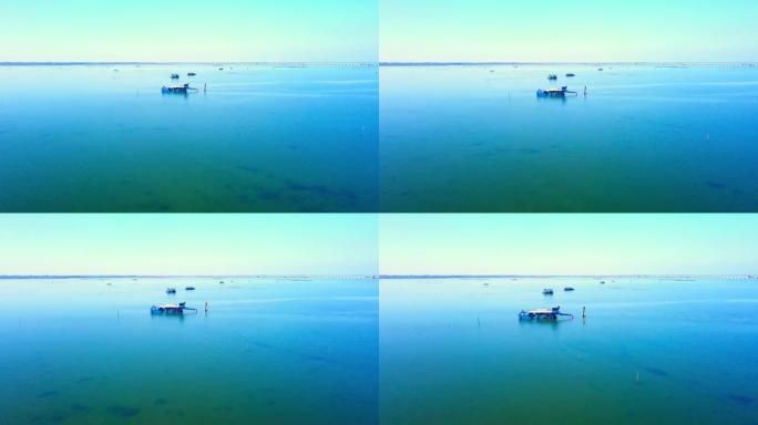 泻湖有干净的蓝色水和船只捕捞贝类
