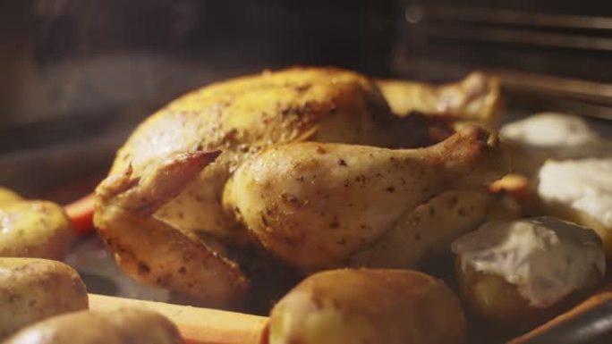 在烤箱中拍摄烤鸡和土豆的延时拍摄。