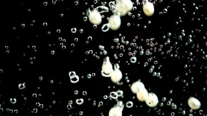 碳酸水的气泡。落在水里的珍珠。