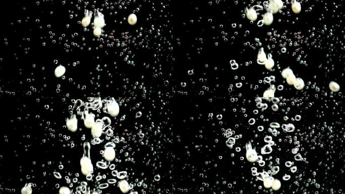 碳酸水的气泡。落在水里的珍珠。