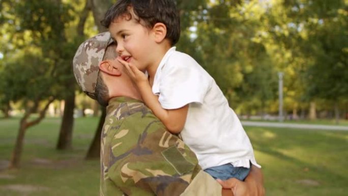 强壮的军人父亲抱着小儿子