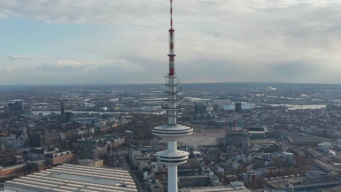 高高的白色海因里希·赫兹电视塔在汉堡城市景观上方的空中手推车视野