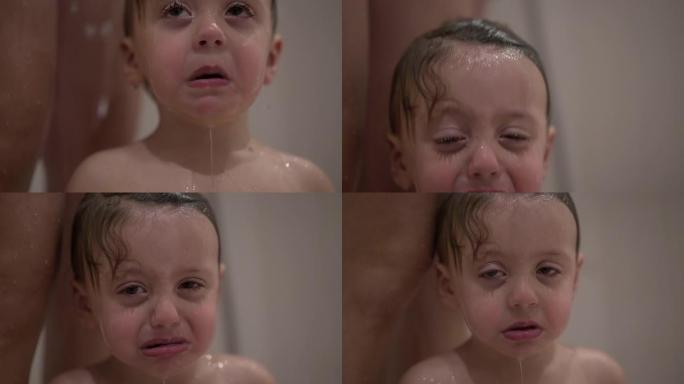 在淋浴浴中清洗心烦意乱的婴儿蹒跚学步的孩子