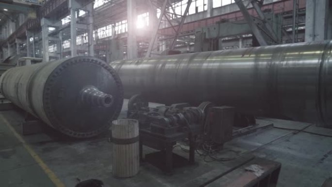 金属加工车间工厂内部圆柱形管状钢产品，全景拍摄