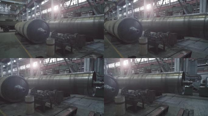 金属加工车间工厂内部圆柱形管状钢产品，全景拍摄