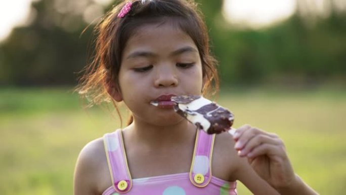 小女孩正在吃冰淇淋零食，情绪积极，放松身心，享受饮食。