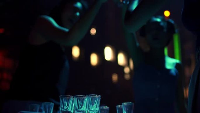 4k组年轻亚洲女子在夜总会派对上跳舞喝酒
