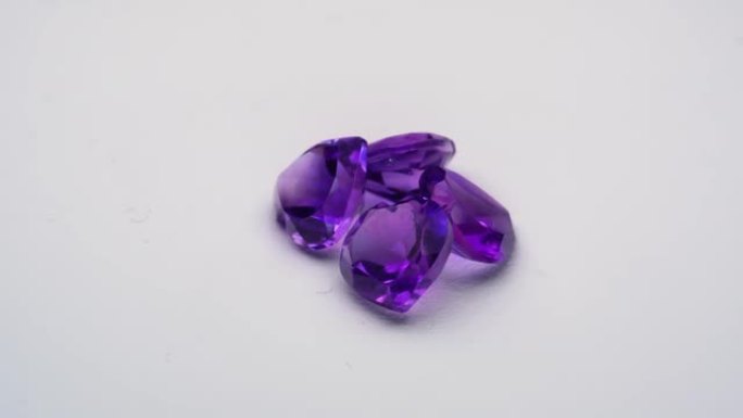 天然紫水晶在白色背景上旋转