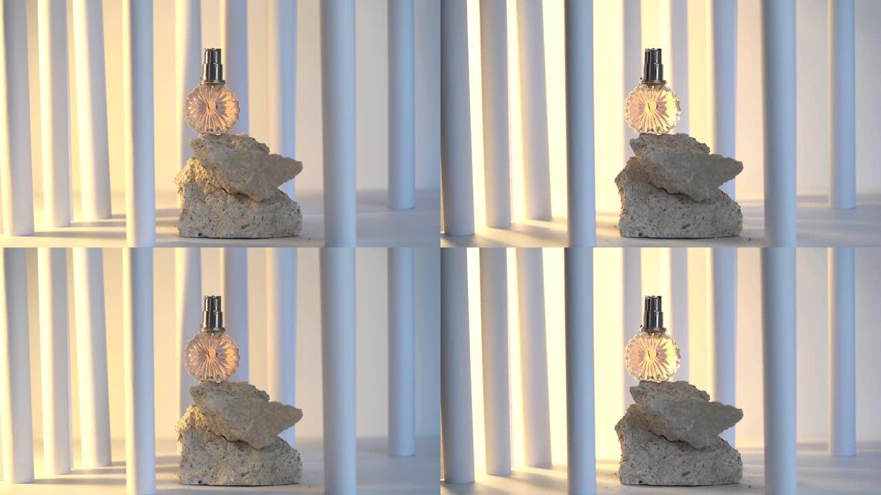 香水瓶停留在白色背景的石头上，有柱子