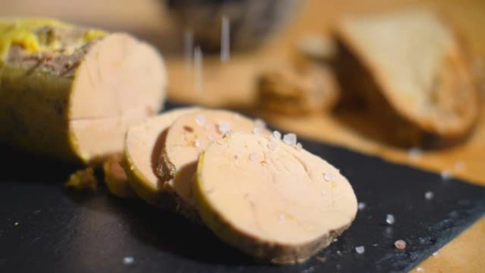鹅肝切成薄片，放在盘子里近距离观看。豪华法国美食