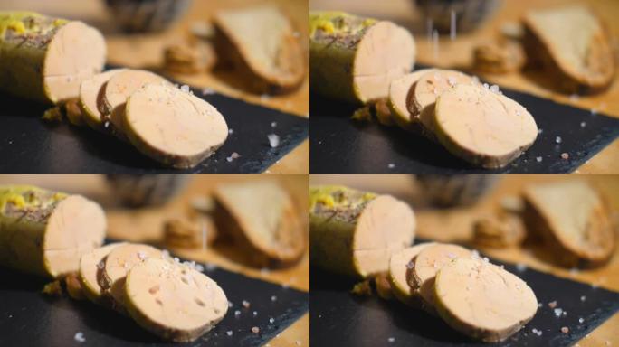 鹅肝切成薄片，放在盘子里近距离观看。豪华法国美食