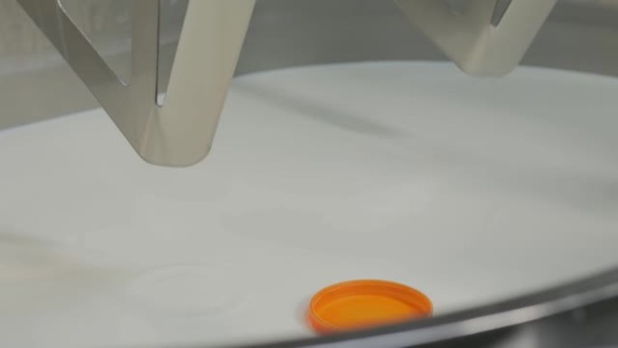 奶酪制造商用添加发酵剂的牛奶罐中的塑料盖确定絮凝点。奶酪生产