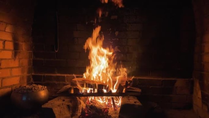 火焰在壁炉中燃烧，营造舒适的氛围