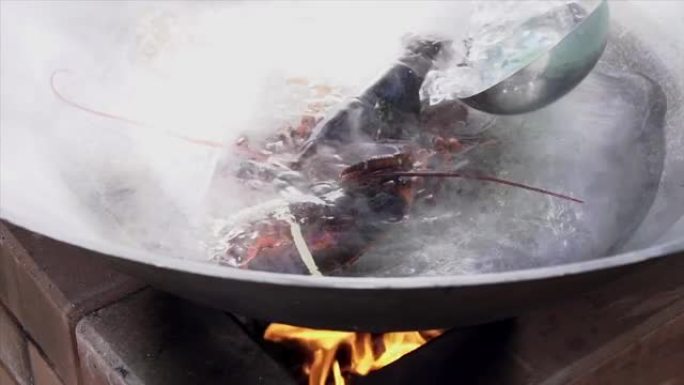 龙虾在煎锅中的热水中煮沸，龙虾在锅中煮沸