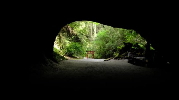 另一方面，水之口的洞穴的神秘世界