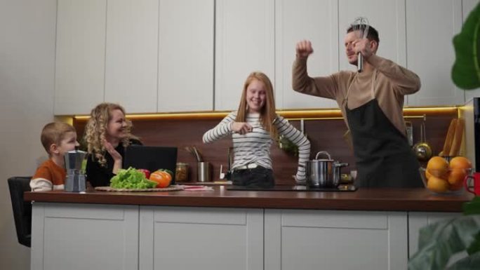 积极的聋哑家庭在厨房里玩得开心