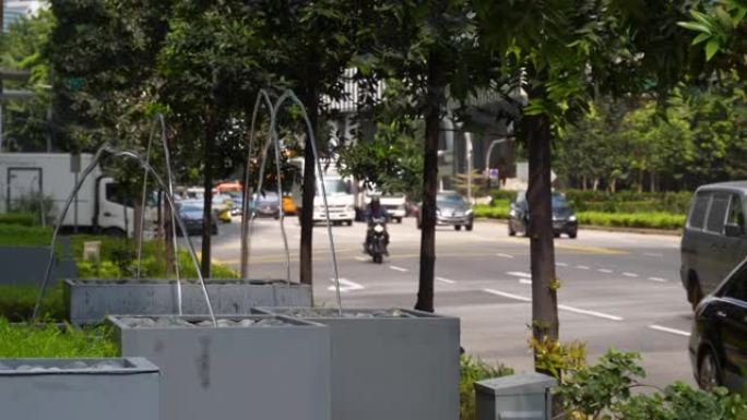 阳光灿烂的一天新加坡市中心市区办公大楼前喷泉慢动作全景4k