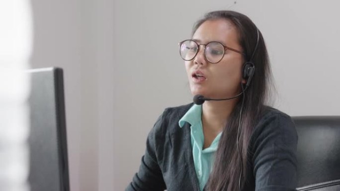 20-30岁的亚洲女性或呼叫中心穿着便服，谈论在网上为客户提供建议产品和服务。