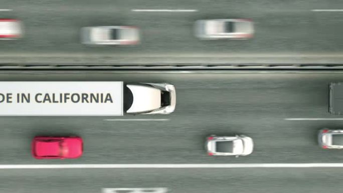 沿高速公路行驶的带有加利福尼亚制造文字的卡车