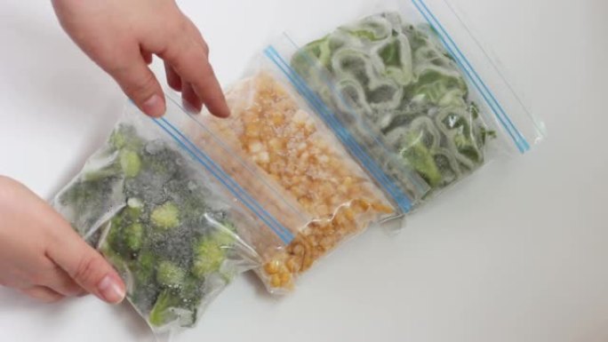白色背景上的透明袋子中的冷冻食品特写。