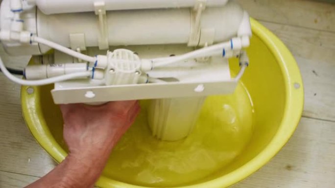 水管工将新的备件固定到过滤器中，以净化饮用水。