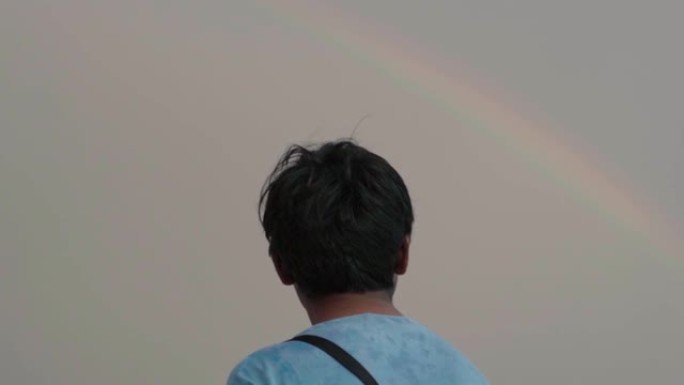 印度小孩在雨后看天空中的彩虹