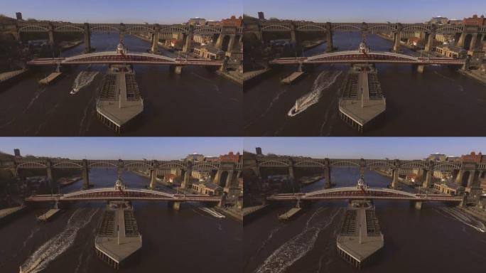 纽卡斯尔码头，在阳光明媚的日子里有秋千桥和高架桥，河上有摩托艇运动员