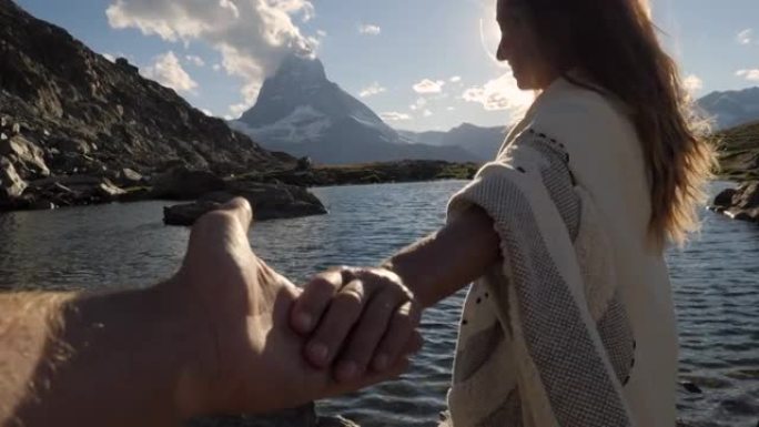 年轻夫妇牵着手，男友视角跟随女人来到标志性的瑞士风景