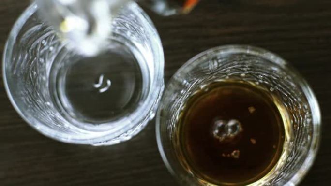 威士忌从瓶子里倒入玻璃杯中