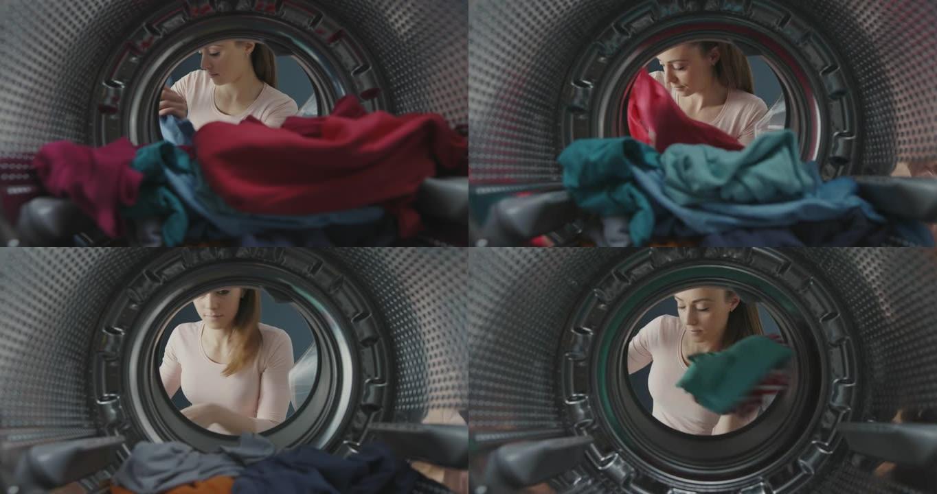 女人从洗衣机里脱衣服